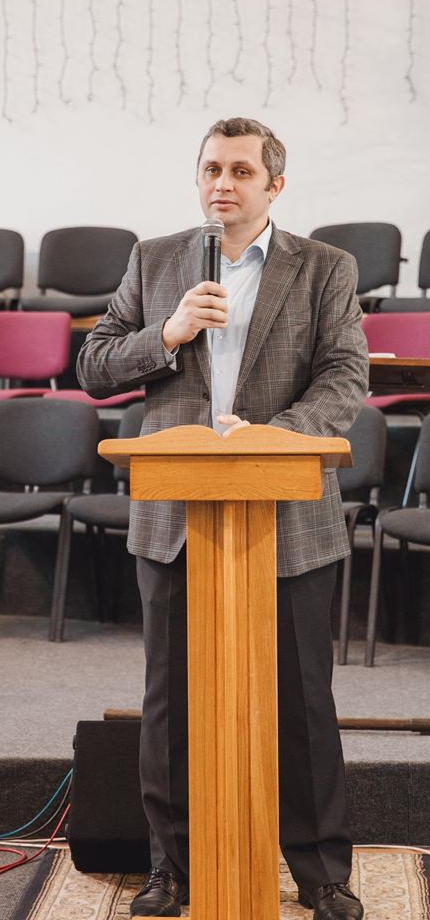 Pastor Artur Boicu preaching