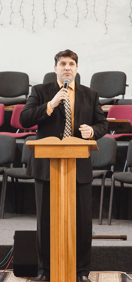 Pastor Andrei Talmazan preaching